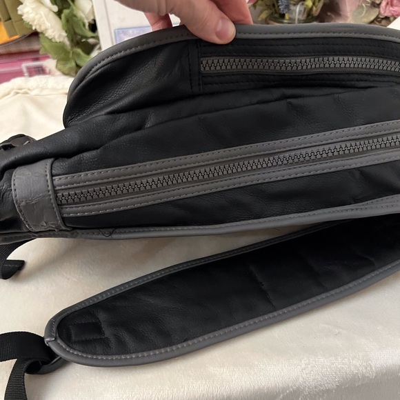 Vespa Black Backpack with multiple pockets, heavy duty zippers. Faux leather - Picture 11 of 14